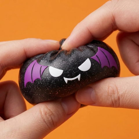 Squishy Dumpling Nietoperz Halloween Glitter efekt slow-rise w akcji