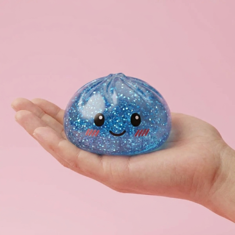 Glitter Dumpling Squishy Kojący Błękit w dłoni — porównanie rozmiaru