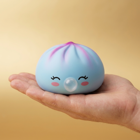 Dumpling Squishy Frost Blue Rare Blow Rzadki Model w dłoni — porównanie rozmiaru