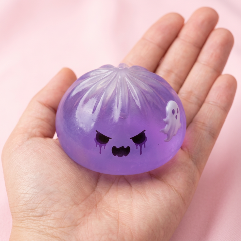 Ghost Dumpling Squishy Duszek w dłoni — porównanie rozmiaru