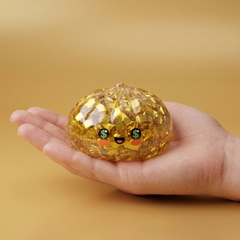 Gold Dumpling Squishy Złota Edycja Rzadka w dłoni — porównanie rozmiaru