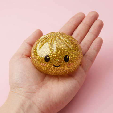 Glitter Dumpling Squishy Złoty Luksus w dłoni — porównanie rozmiaru