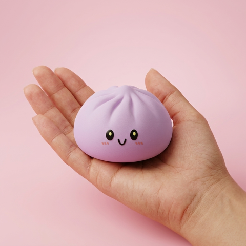 Dumpling Squishy Magenta Szary w dłoni — porównanie rozmiaru