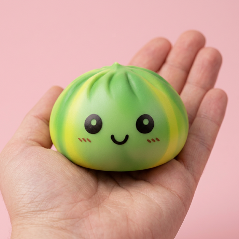 Squishy Dumpling Tie Dye Zielony Wir w dłoni — porównanie rozmiaru
