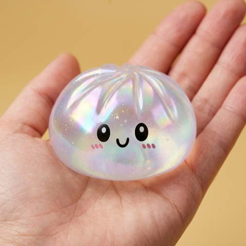 Dumpling Squishy Holographic Opalizujący Blask w dłoni — porównanie rozmiaru
