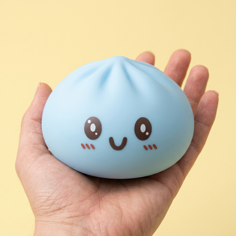 Squishy Dumpling Niebieski Gigant Jumbo w dłoni — porównanie rozmiaru
