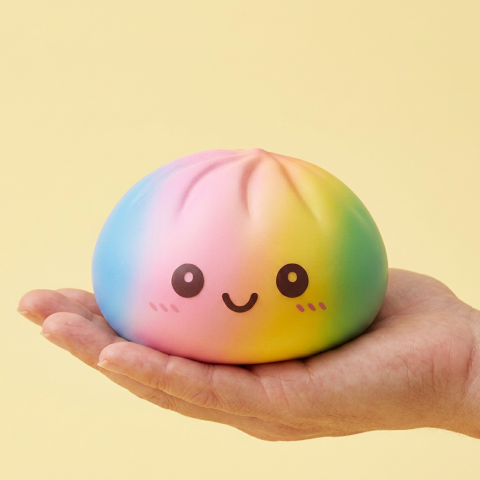 Rainbow Dumpling Squishy XXL Tęczowy Gigant w dłoni — porównanie rozmiaru