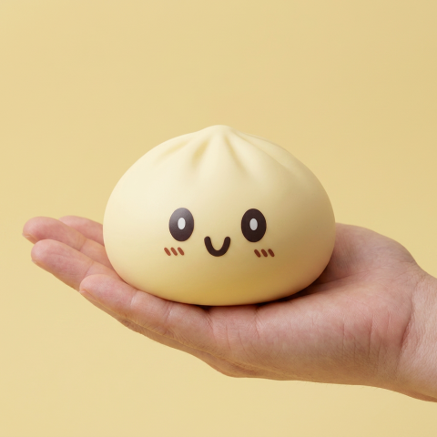 Squishy Dumpling Żółty XXL Jumbo w dłoni — porównanie rozmiaru