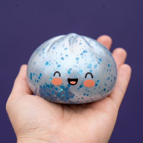 Dumpling Squishy Sparkle Lodowy Błękit w dłoni — porównanie rozmiaru