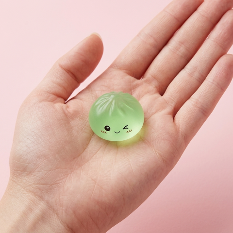 Mini Dumpling Squishy Cukier w dłoni — porównanie rozmiaru