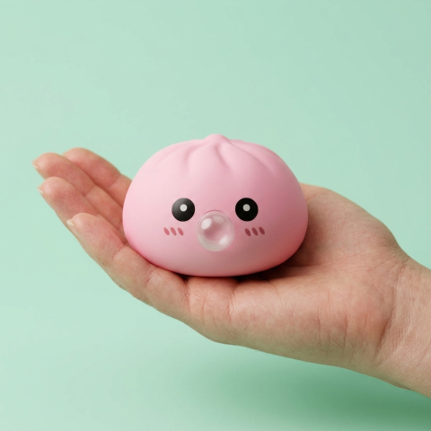Dumpling Squishy Różowy Pufiasty w dłoni — porównanie rozmiaru
