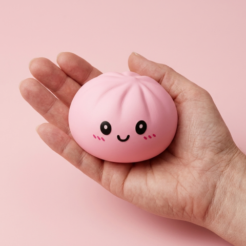 Pink Squishy Dumpling Kwiatowa Słodycz w dłoni — porównanie rozmiaru
