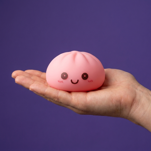 Dumpling Squishy Lampka Nocna Delikatny Róż w dłoni — porównanie rozmiaru