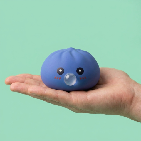 Dumpling Squishy Fioletowy Nadmuchany Pufiasty w dłoni — porównanie rozmiaru