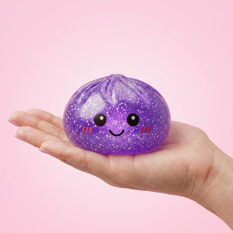 Glitter Dumpling Squishy Fioletowy Sen w dłoni — porównanie rozmiaru