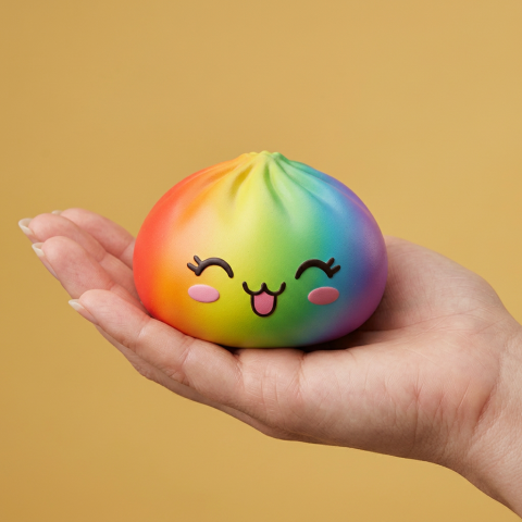 Rare Dumpling Squishy Tęczowy Kolorowy w dłoni — porównanie rozmiaru