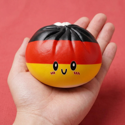 Flag Squishy Toy Niemcy Dumpling w dłoni — porównanie rozmiaru