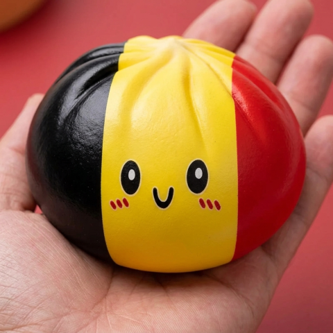 Squishy Dumpling Flag Belgia w dłoni — porównanie rozmiaru