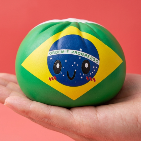Dumpling Squishy Flag Brazylia w dłoni — porównanie rozmiaru