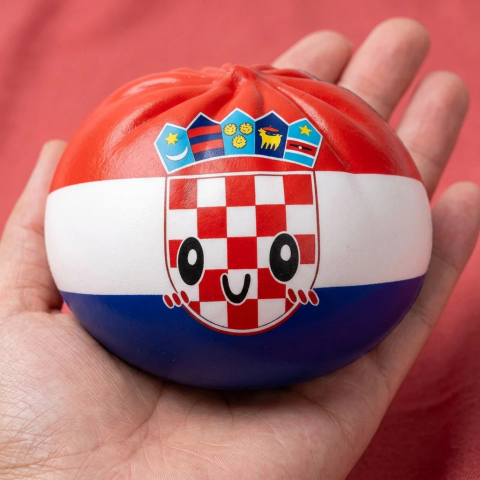 Flag Squishy Dumpling Chorwacja Antystresowy Bao w dłoni — porównanie rozmiaru