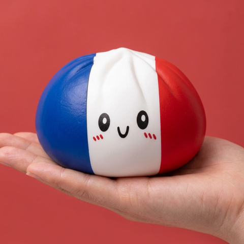 France Flag Squishy Dumpling Trójkolorowy w dłoni — porównanie rozmiaru