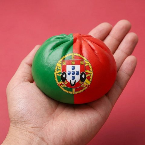 Squishy Dumpling Portugal Flaga w dłoni — porównanie rozmiaru