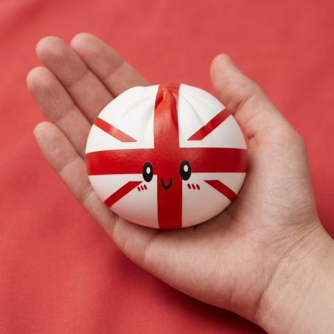Flag Squishy Toy Dumpling Wielka Brytania w dłoni — porównanie rozmiaru