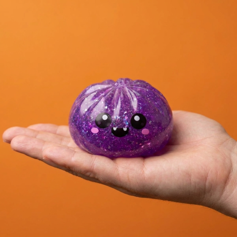 Squishy Dumpling Vampire Halloween Glitter Fiolet w dłoni — porównanie rozmiaru