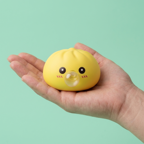 Jumbo Dumpling Squishy Żółty XXL w dłoni — porównanie rozmiaru