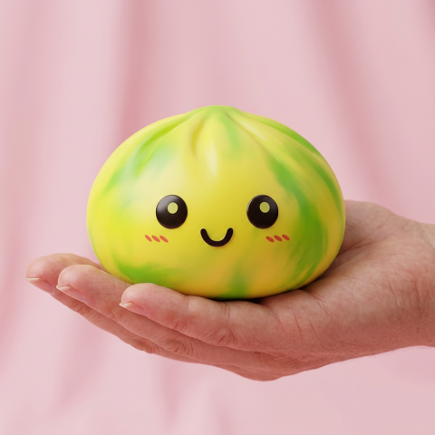 Squishy Dumpling Tie Dye Żółty Cytrynowy w dłoni — porównanie rozmiaru