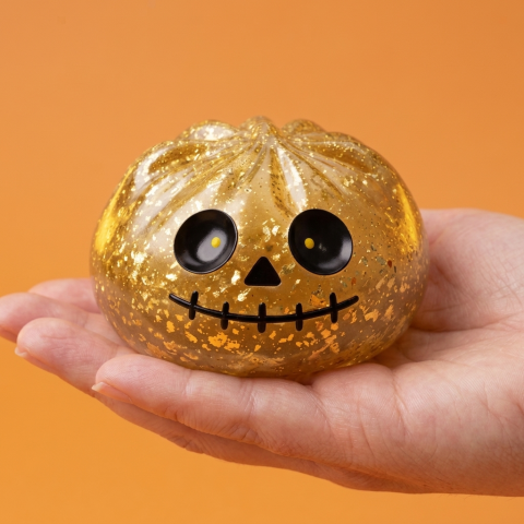 Dumpling Squishy Zombie Halloween Glitter Złoty w dłoni — porównanie rozmiaru
