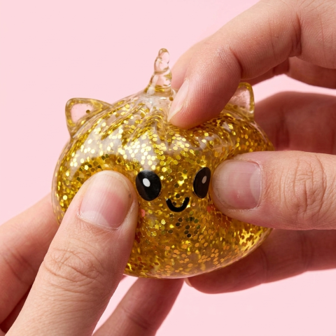 Dumpling Squishy Jednorożec Glitter Złoty efekt slow-rise w akcji