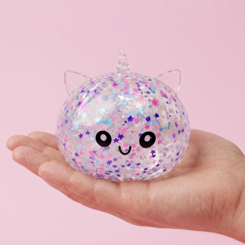 Dumpling Squishy Unicorn Sparkle Biały w dłoni — porównanie rozmiaru