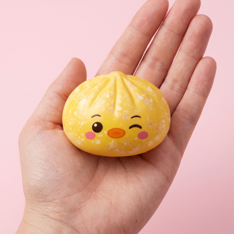 Dumpling Squishy Pingwin Żółty Maślany w dłoni — porównanie rozmiaru