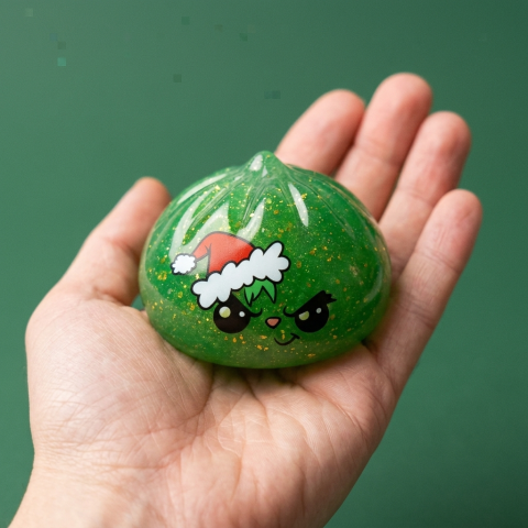 Glitter Dumpling Squishy Zielony Zrzęda Świąteczny w dłoni — porównanie rozmiaru
