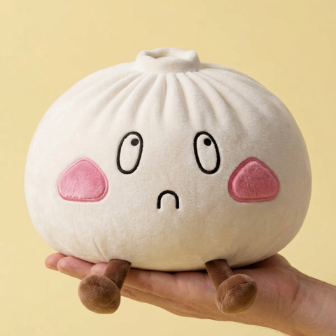 Squishy Dumpling Giant Sad Smutna Minka 28 cm w dłoni — porównanie rozmiaru