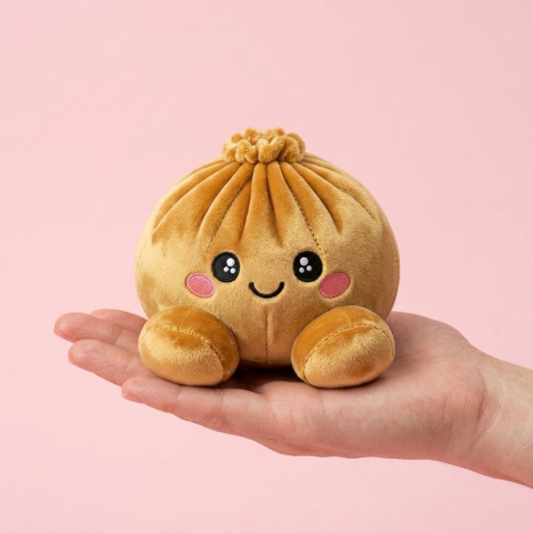 Squishy Dumpling Złoty Royal w dłoni — porównanie rozmiaru