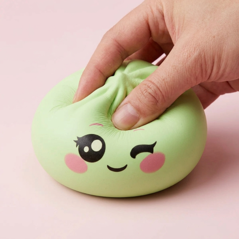 Dumpling Squishy Zielona Pistacja Przymrużone Oko efekt slow-rise w akcji
