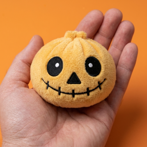 Squishy Dumpling Szkielet Halloween Uśmiech w dłoni — porównanie rozmiaru