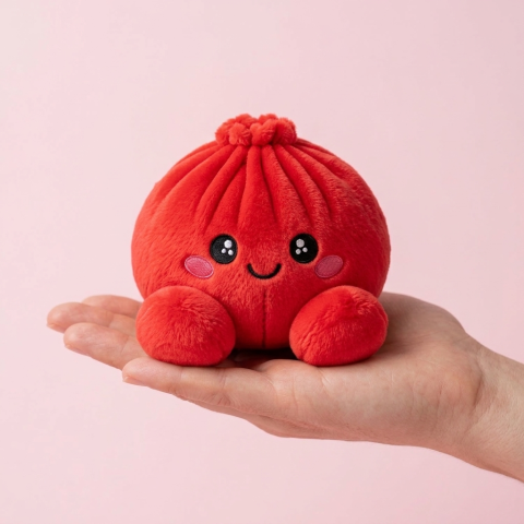 Dumpling Squishy Rubinowa Czerwień Pluszak w dłoni — porównanie rozmiaru