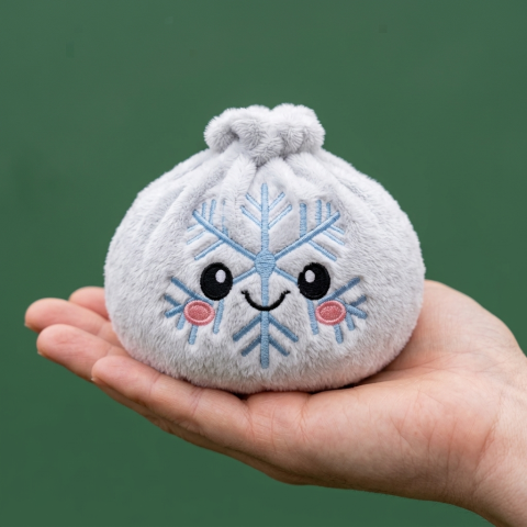 Dumpling Squishy Snowflake Zimowa w dłoni — porównanie rozmiaru
