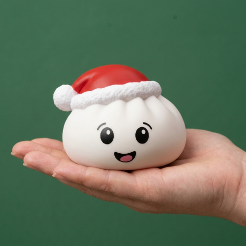 Christmas Hat Dumpling Squishy Biały w dłoni — porównanie rozmiaru